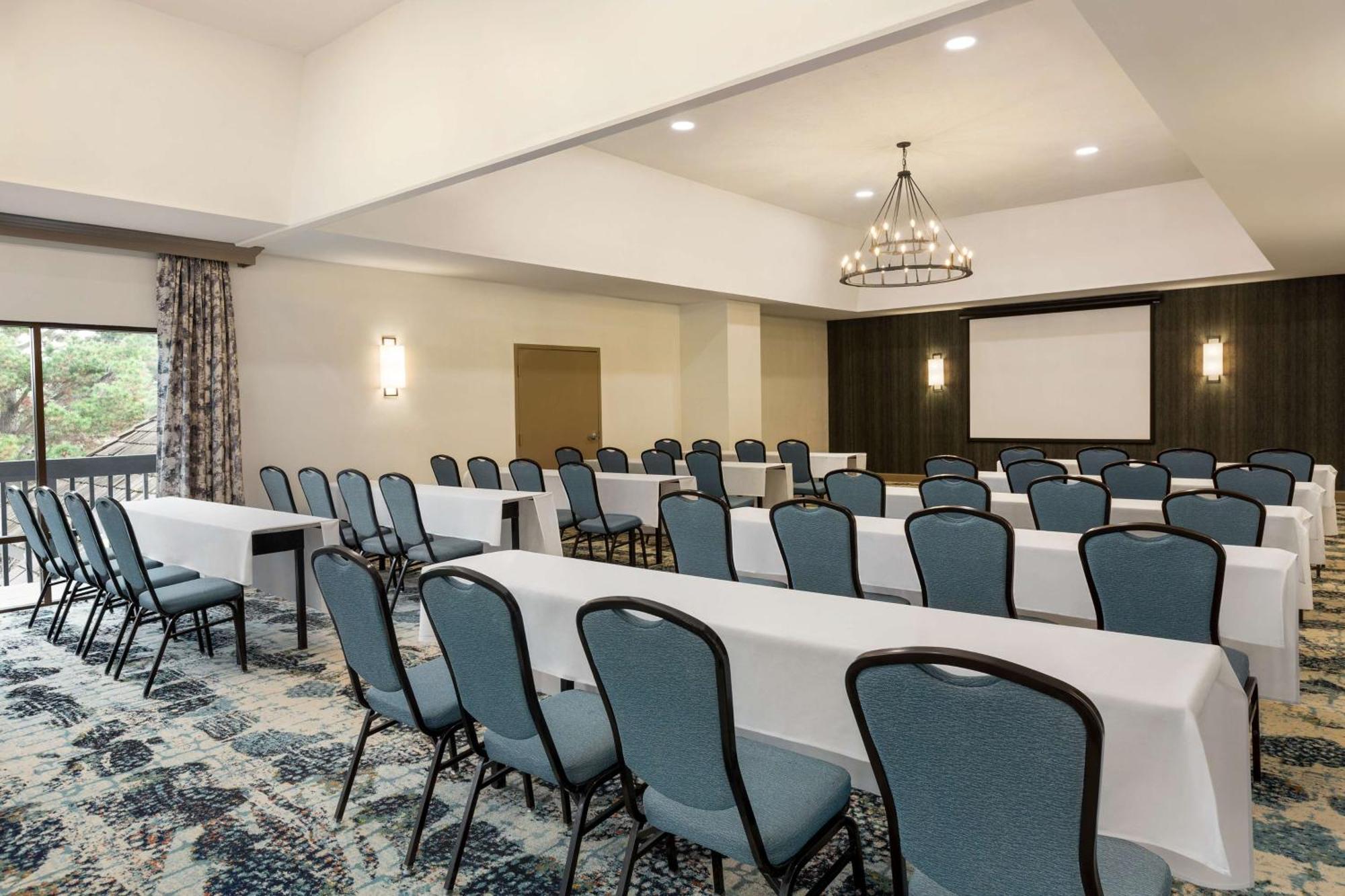 Hilton Garden Inn Monterey Bagian luar foto