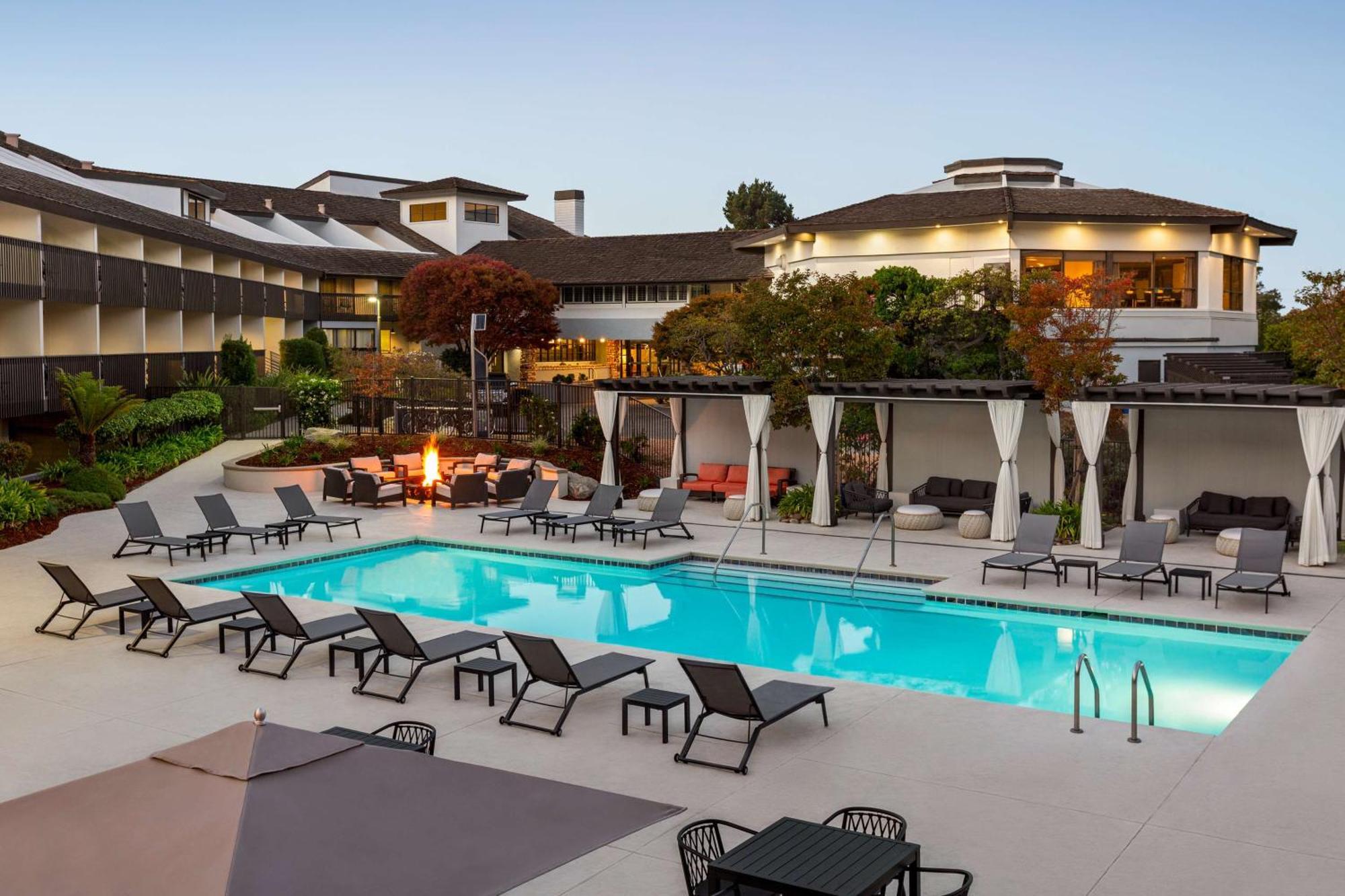 Hilton Garden Inn Monterey Bagian luar foto