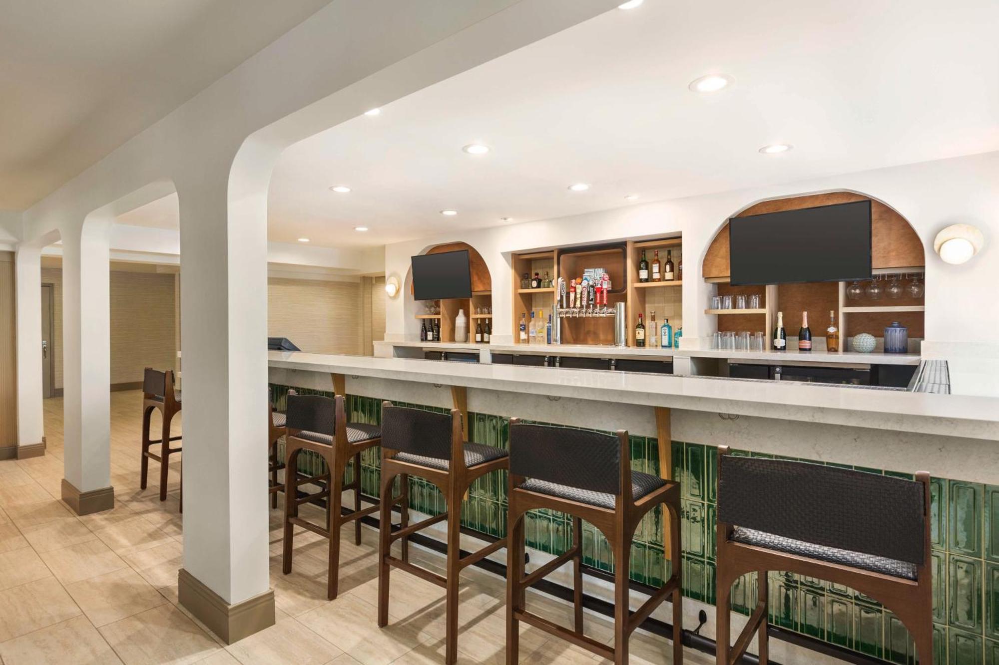 Hilton Garden Inn Monterey Bagian luar foto